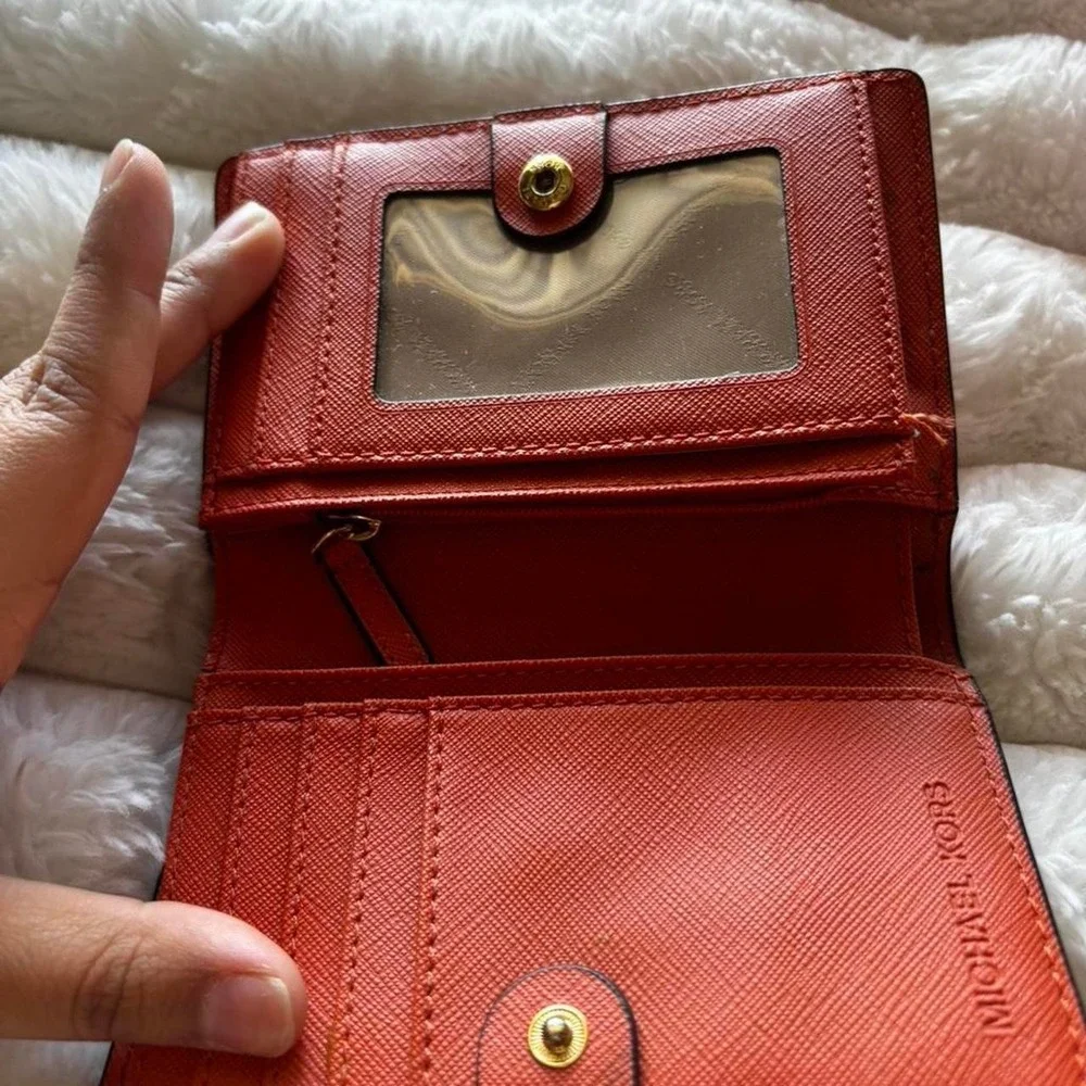 Micheal kors orange wallet